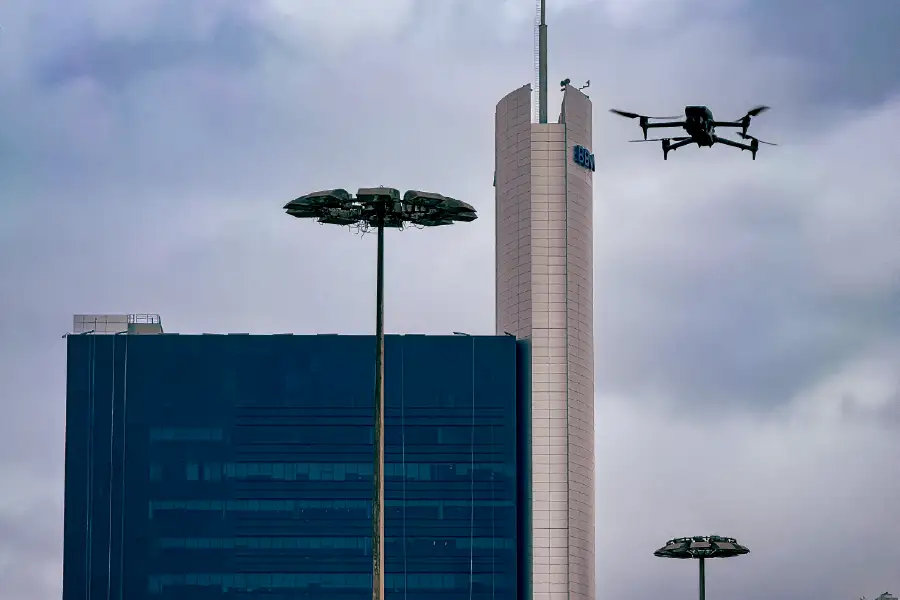 Dron inspeccionando estructura